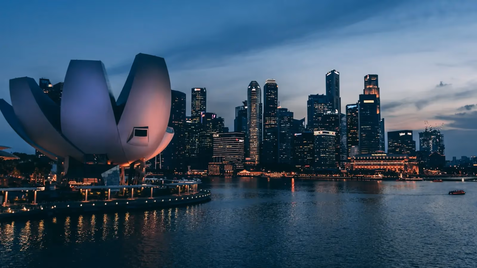 Pemandangan kota Singapura pada malam hari untuk tour internasional